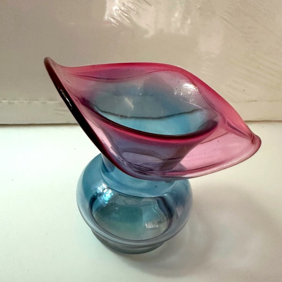 Dunbar Flint 2 Tone Ombre Ruffle Edge Handblown Glass Bud Vase Mini 3" Blue Pink - Picture 1 of 9
